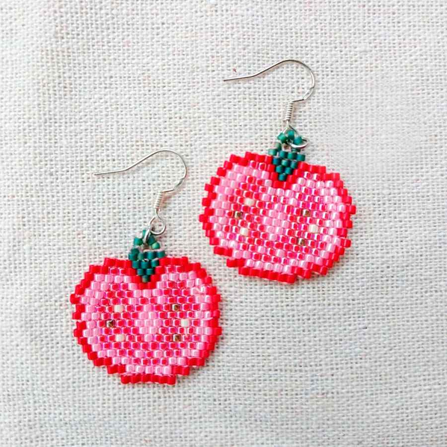 Pendientes Tomates de Cuentas • Joyas Coquetas pendientes tomate rojo hechos a mano con cuentas de cristal miyuki. Hechos a mano por joyas coquetas en España