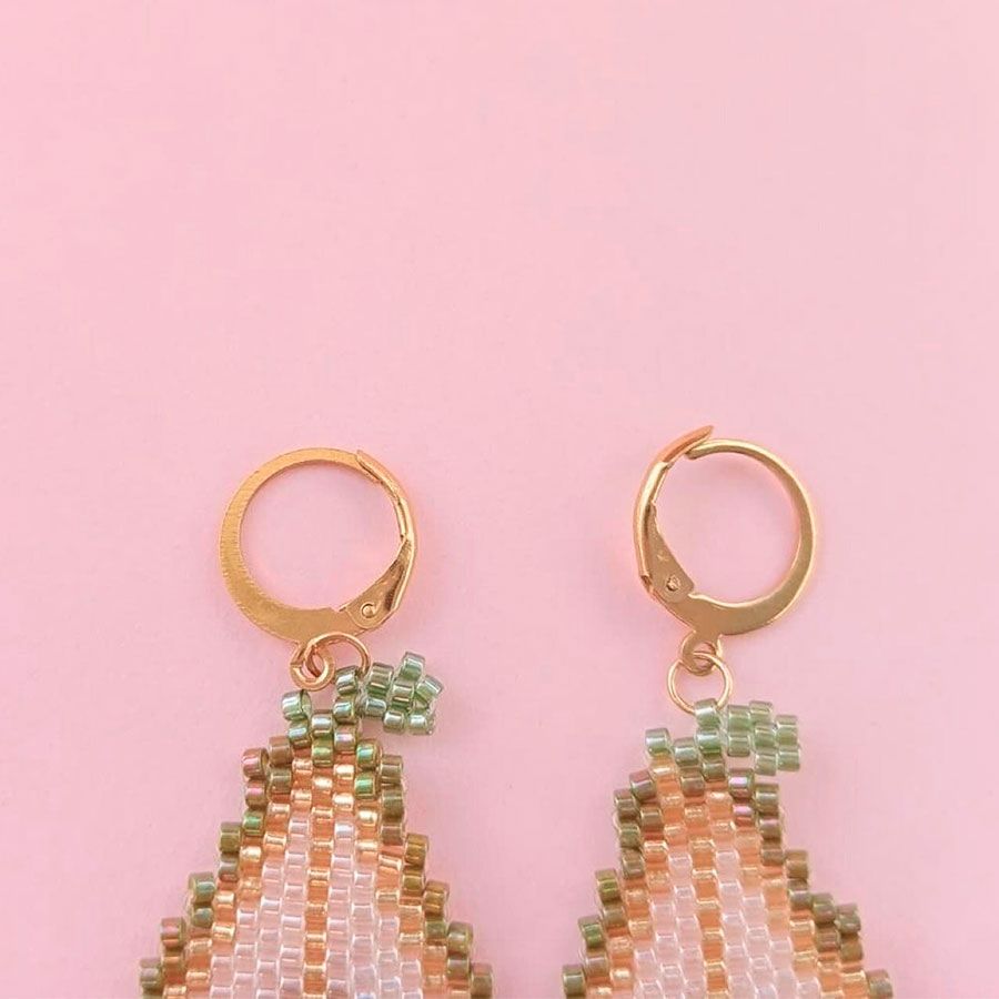 Conjunto frutal pera artesanal • Joyas Coquetas Pendientes fruta pera con aro huggie de acero inoxidable dorado. Hechos a mano en España por Joyas Coquetas.