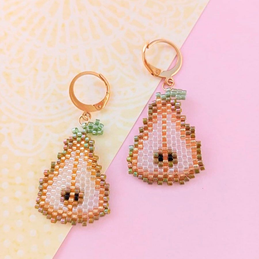 Pendientesa fruta pera hechos a mano con cuentas Miyuki. Diseño de Joyas Coquetas en España.