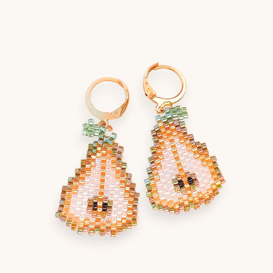 Pendientes fruta pera, artesanales y hechos a mano con cuentas Miyuki. Diseño de Joyas Coquetas en España.