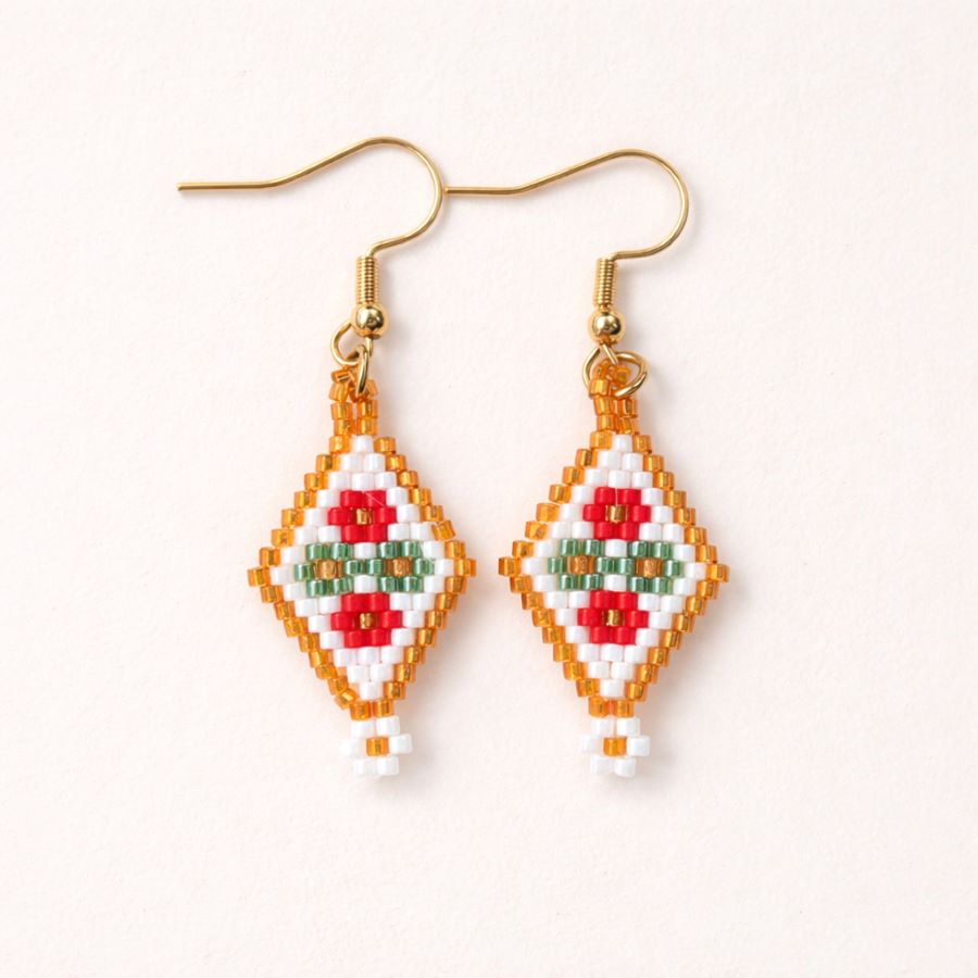 Pendientes de cuentas rombo hechos a mano con cuentas Miyuki en tonos blanco, rojo y dorado. Hechas a mano por Joyas Coquetas en Málaga.