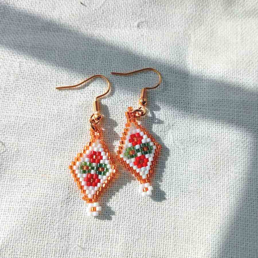 pendientes de cuentas rombo, hechos a mano con cuentas de cristal Miyuki por joyas coquetas en España