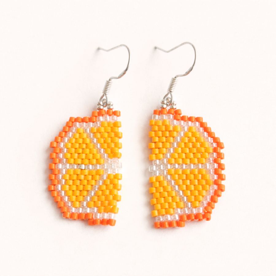 Pendientes fruta naranja hechos a mano por Joyas coquetas en Málaga, con cuentas de cristal Miyuki