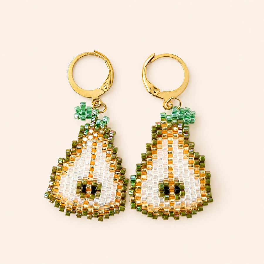 Pendientes fruta pera, hechos con cuentas Miyuki y aro huggie dorado, hechos a mano por Joyas Coquetas en Málaga