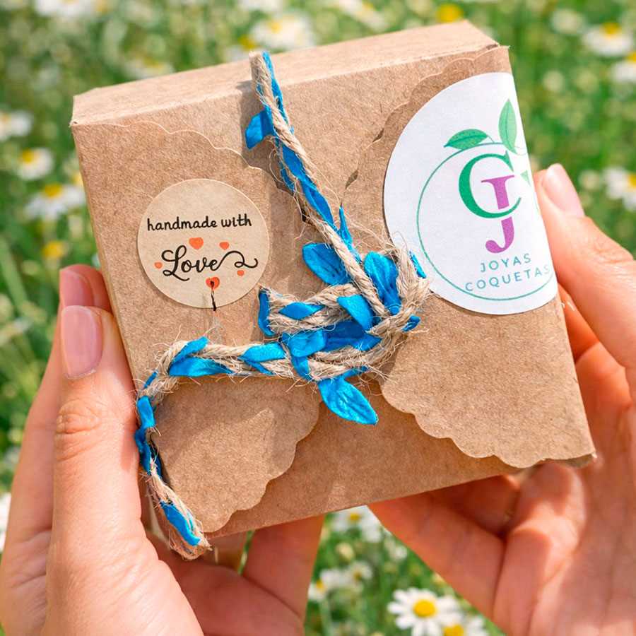 Pendientes margarita rosa • Joyas Coquetas Pulsera boho margarita amarilla presentada como regalo artesanal. Joyas Coquetas, España.