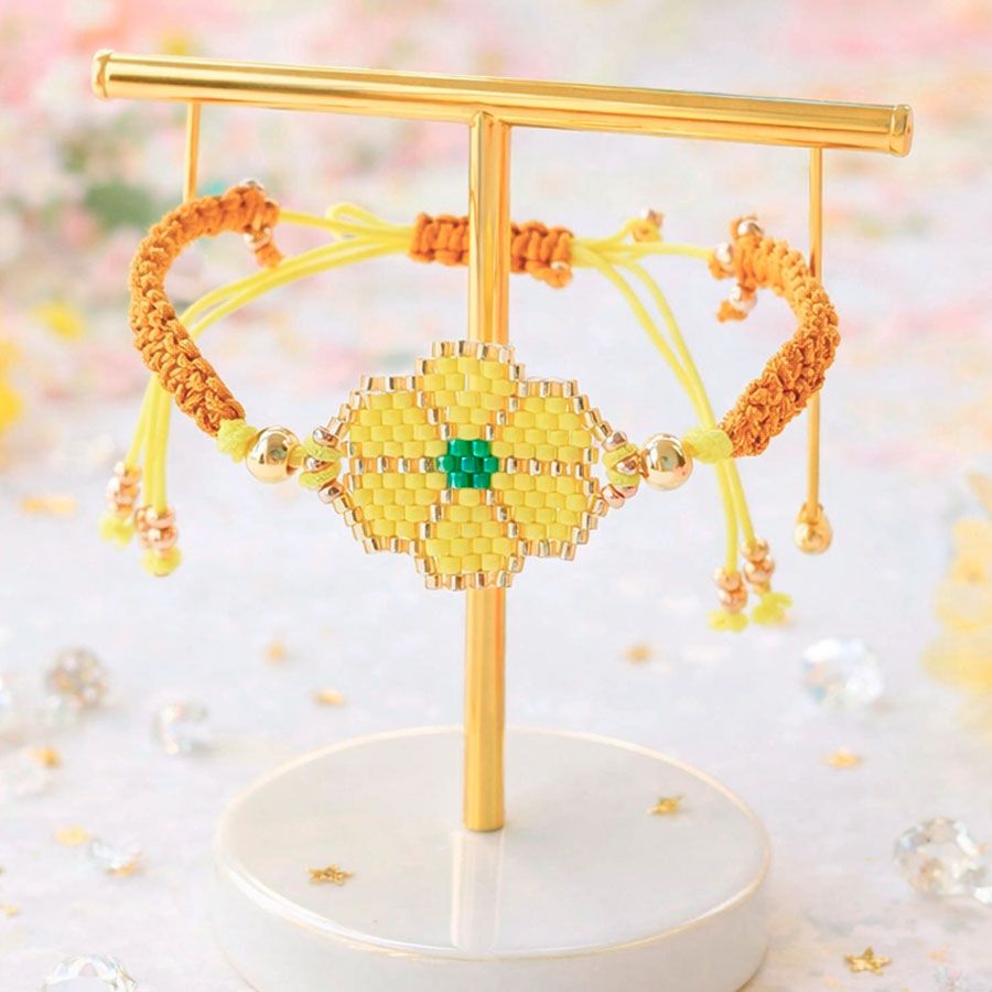 Pulsera flor amarilla en soporte para pulseras Imagen alegre y luminosa.