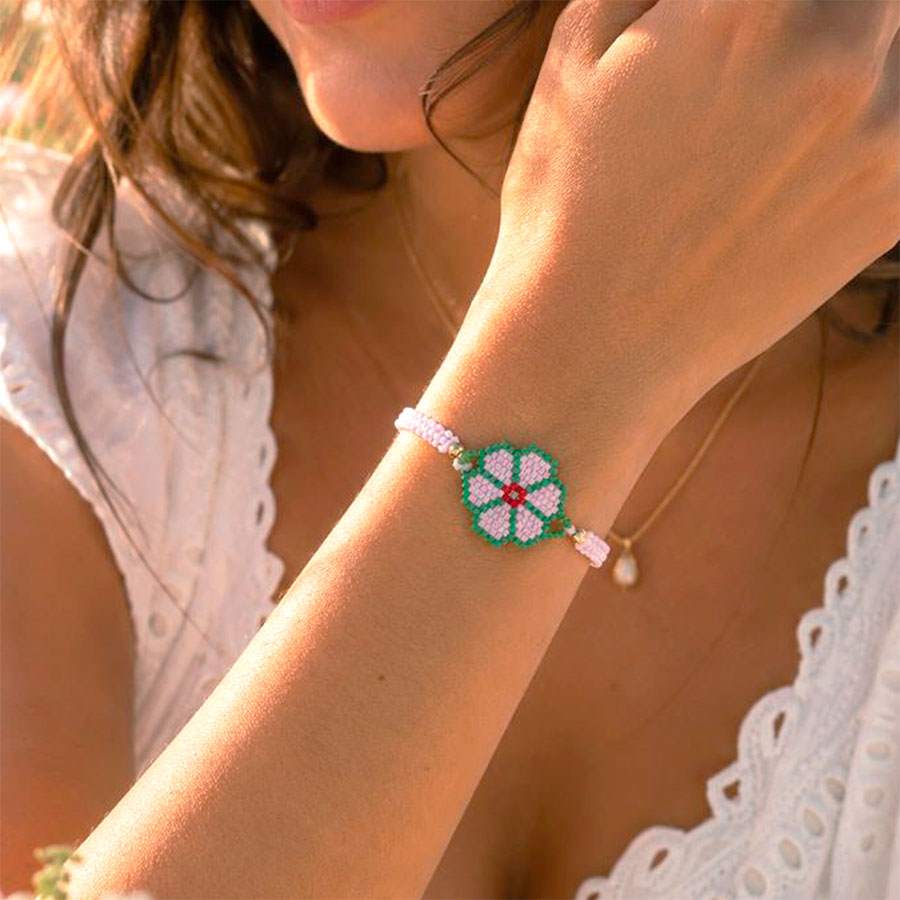 Pulsera flor rosa artesanal puesta en muñeca hecha a mano en España Joyas Coquetas