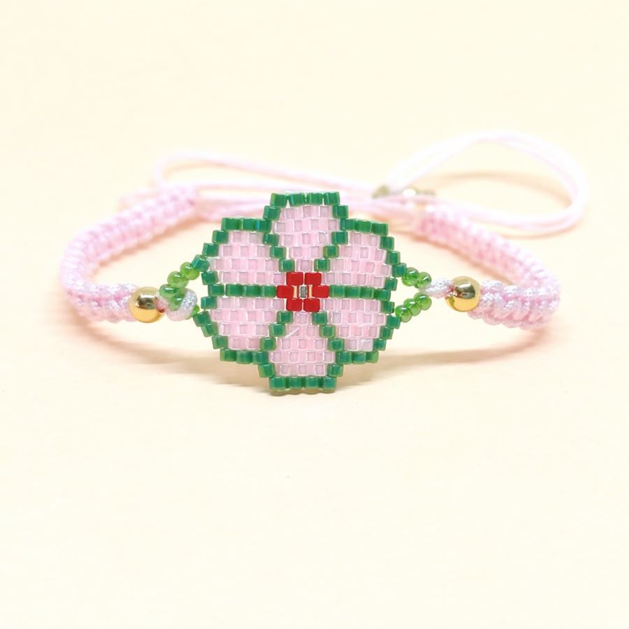 Pulsera flor rosa y verde. Pulsera ajustable con cordón rosa tejido en macramé. Hecha en Málaga por Joyas Coquetas