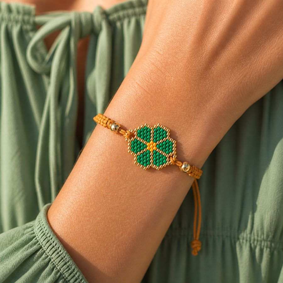 Pulsera flor verde con cuentas Miyuki y cordón ajustable, hecha a mano por Joyas Coquetas en Málaga