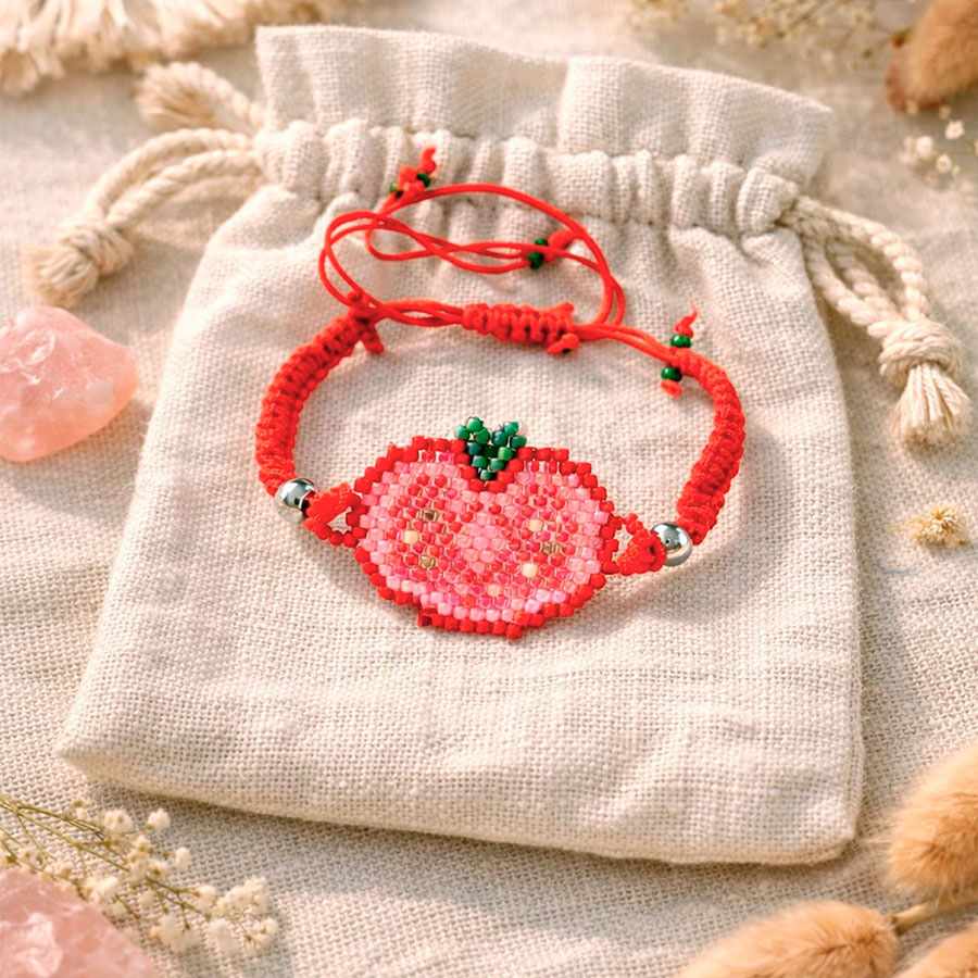 Pulsera Ajustable Tomate • Joyas Coquetas 4. Pulsera ajustable tomate presentada en packaging artesanal europeo