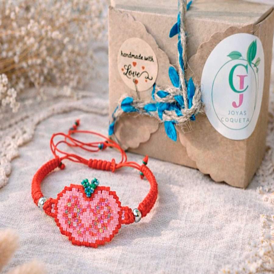 Pulsera Ajustable Tomate • Joyas Coquetas Empaquetado de la pulsera ajustable tomate. Hecho a mano por Joyas Coquetas en España, Europa.