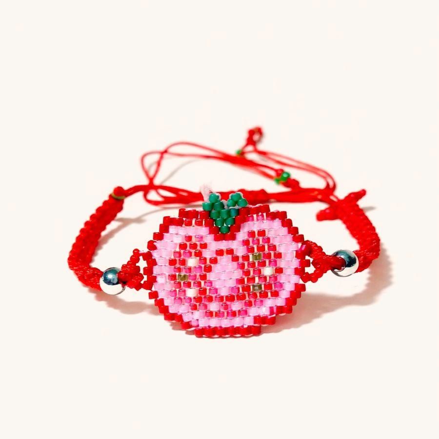 Pulsera ajustable tomate hecha a mano por Joyas Coquetas en España, diseño de cuentas miyuki en tonos rojos y rosados
