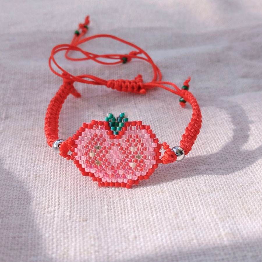 Pulsera Ajustable Tomate • Joyas Coquetas Pulsera ajustable tomate con cierre corredizo de macramé rojo. Hecha a mano por Joyas Coquetas en España.
