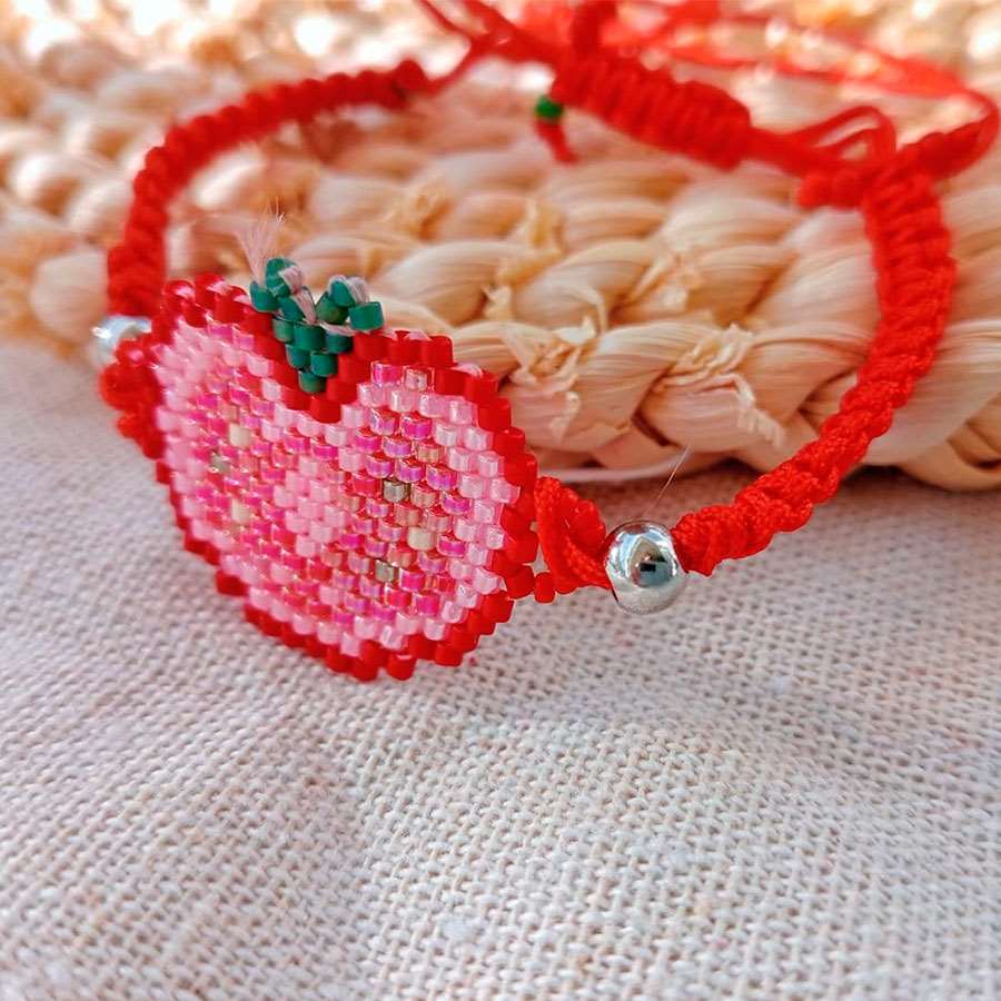 Pulsera Ajustable Tomate • Joyas Coquetas Detalle del tomate tejido con cuentas de cristal Miyuki. Pulsera hecha a mano por Joyas Coquetas en España.