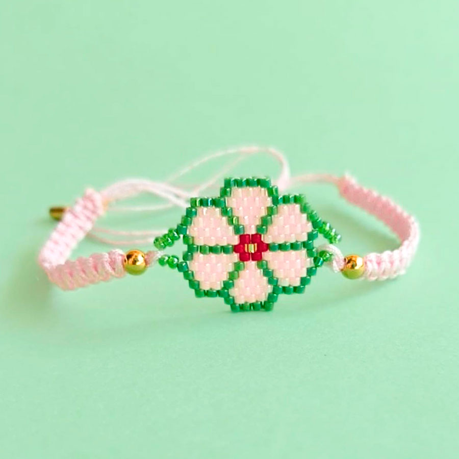 Pulsera Flor Rosa - El toque femenino que le faltaba a tu look • Joyas Coquetas Pulsera de hilo rosa con flor de cuentas de cristal, hecha a mano por Joyas Coquetas en Málaga.