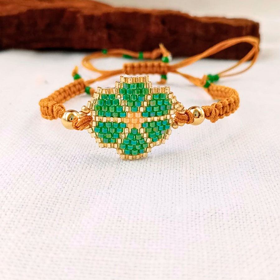 Pulsera Flor Verde para mujer con estilo boho chic. Hecha a Mano en Málaga por Joyas Coquetas