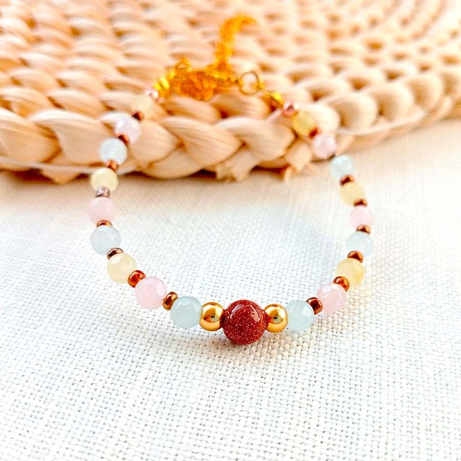 pulsera protectora mujer hecha a mano con ágata y piedra solar. Hecha por Joyas Coquetas en Málaga, España