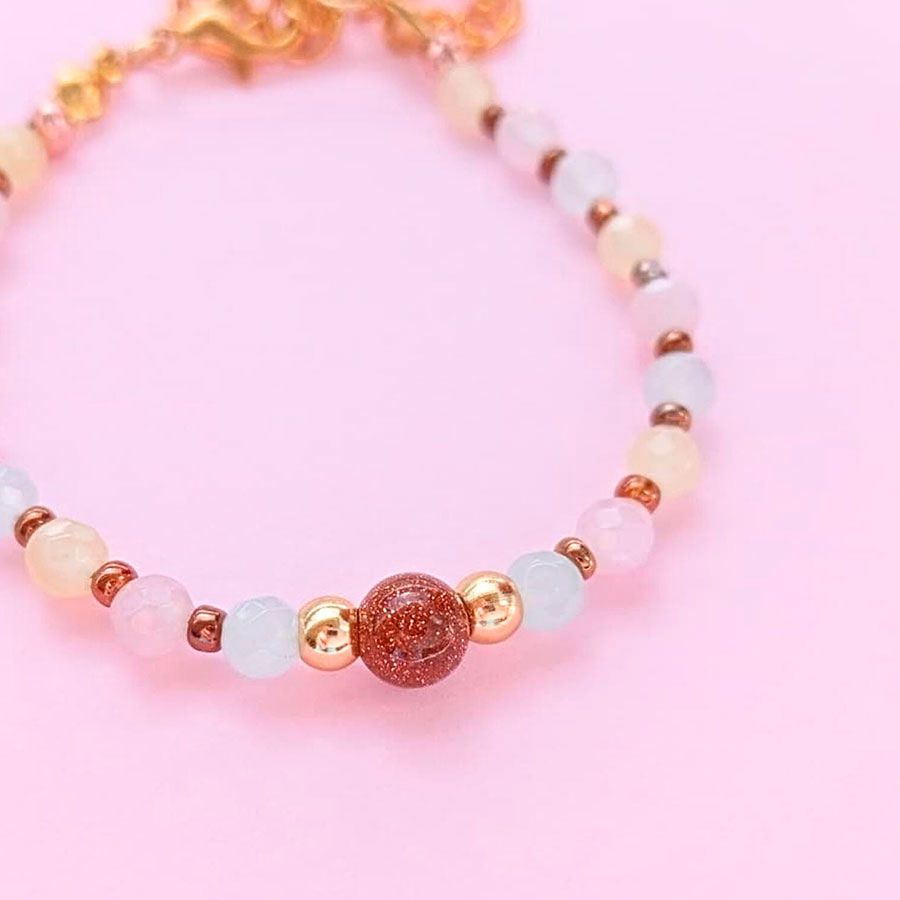 Pulsera Protectora Mujer • Joyas Coquetas Detalle piedra central brillante pulsera protectora mujer hecho en España por Joyas Coquetas