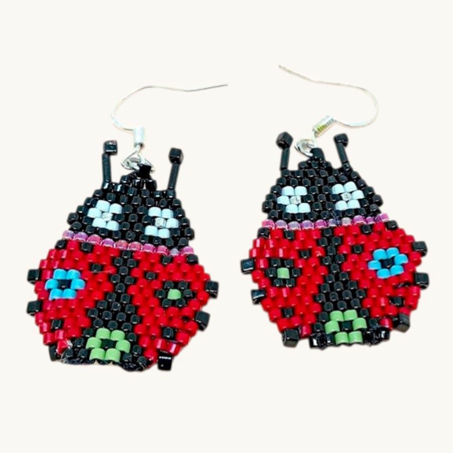 Pendientes Mariquita roja hechos a mano por Joyas Coquetas en Málaga, con cuentas de cristal Miyuki.