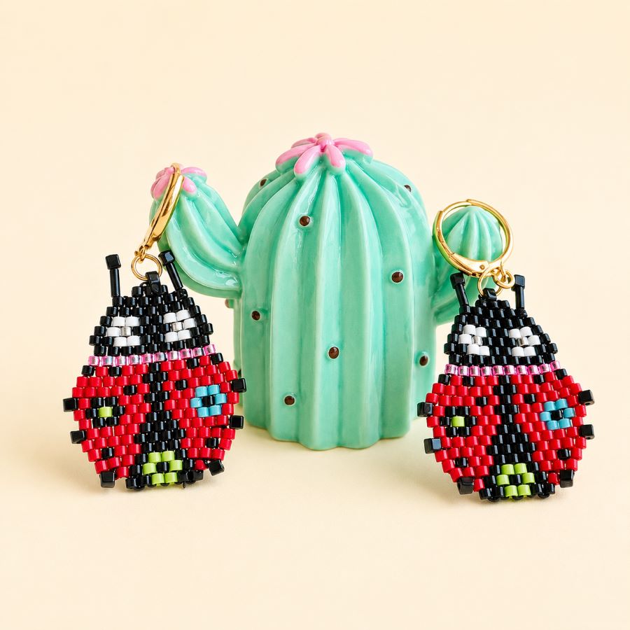 Pendientes Mariquita Roja Artesanales Miyuki – Pendientes Coquette de Acero Inoxidable Dorado • Joyas Coquetas Pendientes Mariquita Roja Artesanales Miyuki – Pendientes Coquette de Acero Inoxidable Dorado - Imagen 4