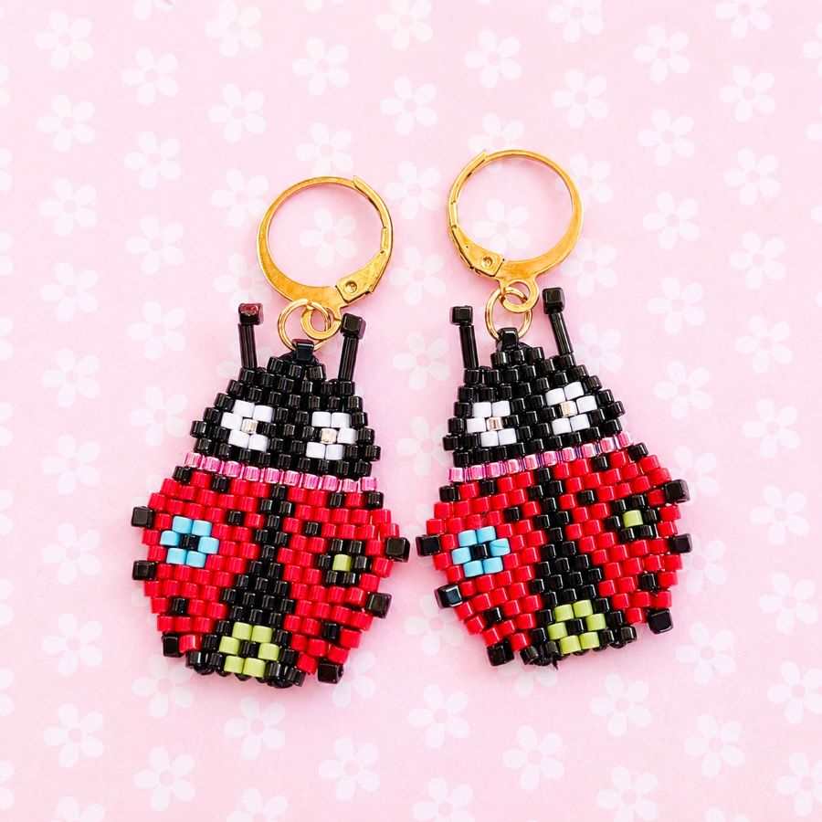 Pendientes Mariquita Roja Artesanales Miyuki – Pendientes Coquette de Acero Inoxidable Dorado • Joyas Coquetas Pendientes Mariquita Roja Artesanales Miyuki – Pendientes Coquette de Acero Inoxidable Dorado - Imagen 6