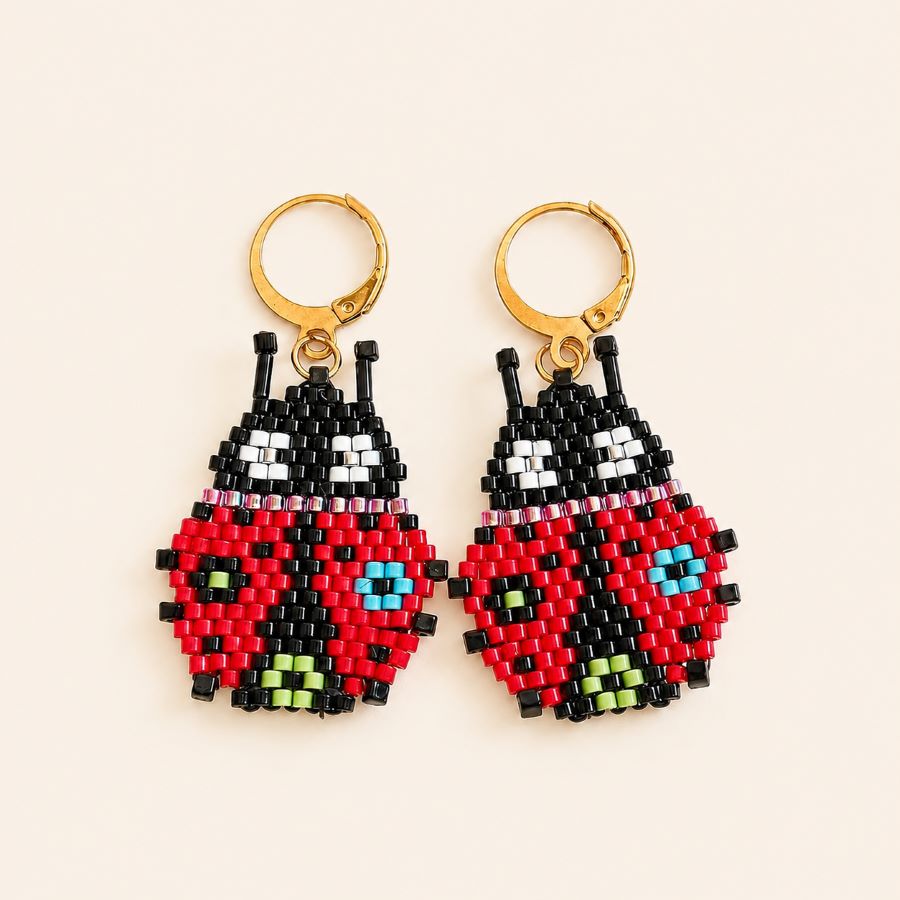 Pendientes mariquita roja de cuentas Miyuki hechos a mano por Joyas Coquetas en Málaga