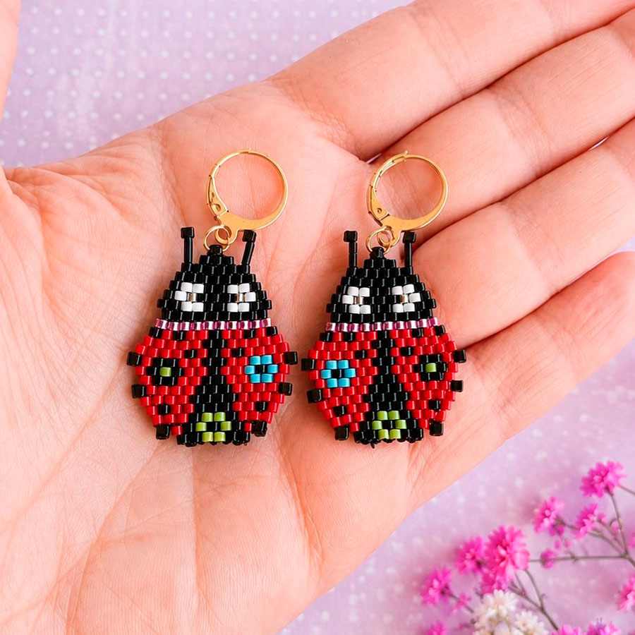 Pendientes Mariquita Roja Artesanales Miyuki – Pendientes Coquette de Acero Inoxidable Dorado • Joyas Coquetas Pendientes mariquita roja Miyuki tamaño real hechos a mano por Joyas Coquetas en Málaga