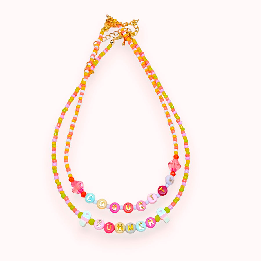 Collar Nombres hecho a mano con cuentas. Diseño de joyas coquetas, hecho en Málaga