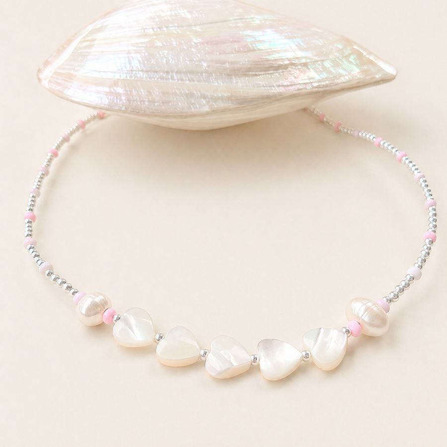 Collar corazón nácar; hecho a mano con perlas y corazones de nácar. Diseño de Joyas Coquetas en Málaga.