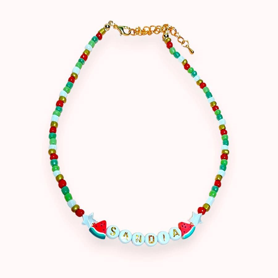 Collar Nombre Sandía hecho a mano con letras y cuentas de cristal. Joyería artesanal hecha en Málaga por joyas coquetas.