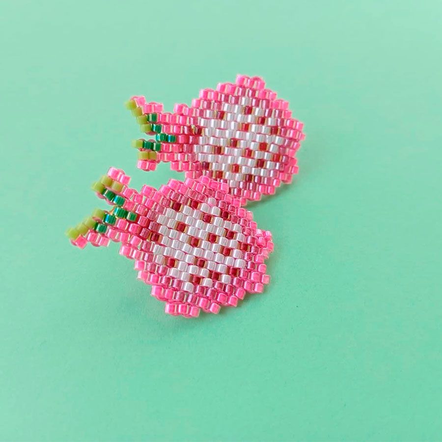 Pendientes Pitaya • Joyas Coquetas Pendientes fruta pitaya artesanales ligeros y originales hechos con técnica brick stitch. Joyas Coquetas, España.