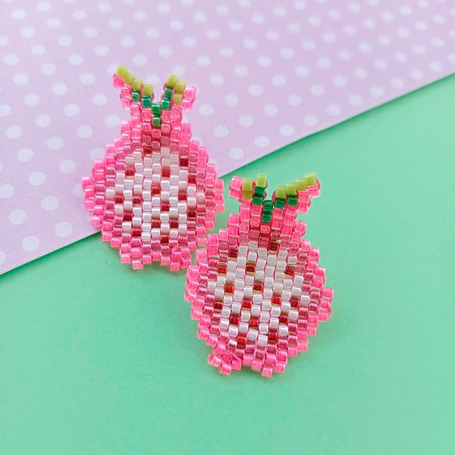 Pendientes Pitaya • Joyas Coquetas Pendientes pitaya artesanales de fruta en tonos rosa y verde sobre fondo pastel. Hechos a mano por Joyas Coquetas en España.