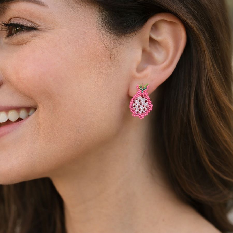 Pendientes Pitaya • Joyas Coquetas Modelo luciendo pendientes pitaya hechos a mano pegados a la oreja. Hechos a mano por Joyas Coquetas en España.