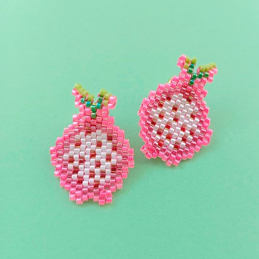 Pendientes pitaya hechos a mano con cuentas Miyuki en técnica brick stitch. Joyas Coquetas, España.