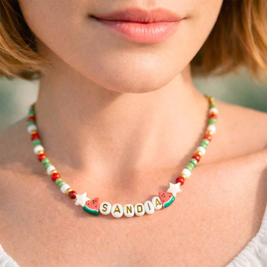 Collar nombre sandía puesto en modelo, joya hecha a mano por Joyas Coquetas en España