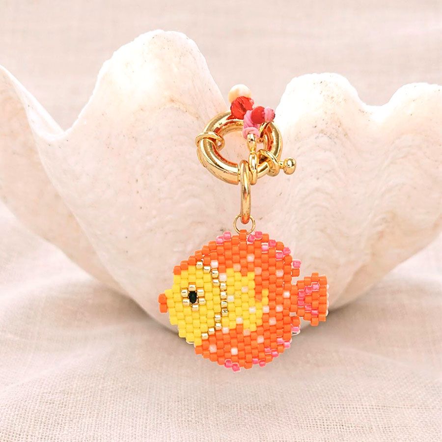 Collar pez tropical. Detalle del colgante de pez hecho con cuentas de cristal Miyuki. Hecho a mano por Joyas Coquetas en Málaga