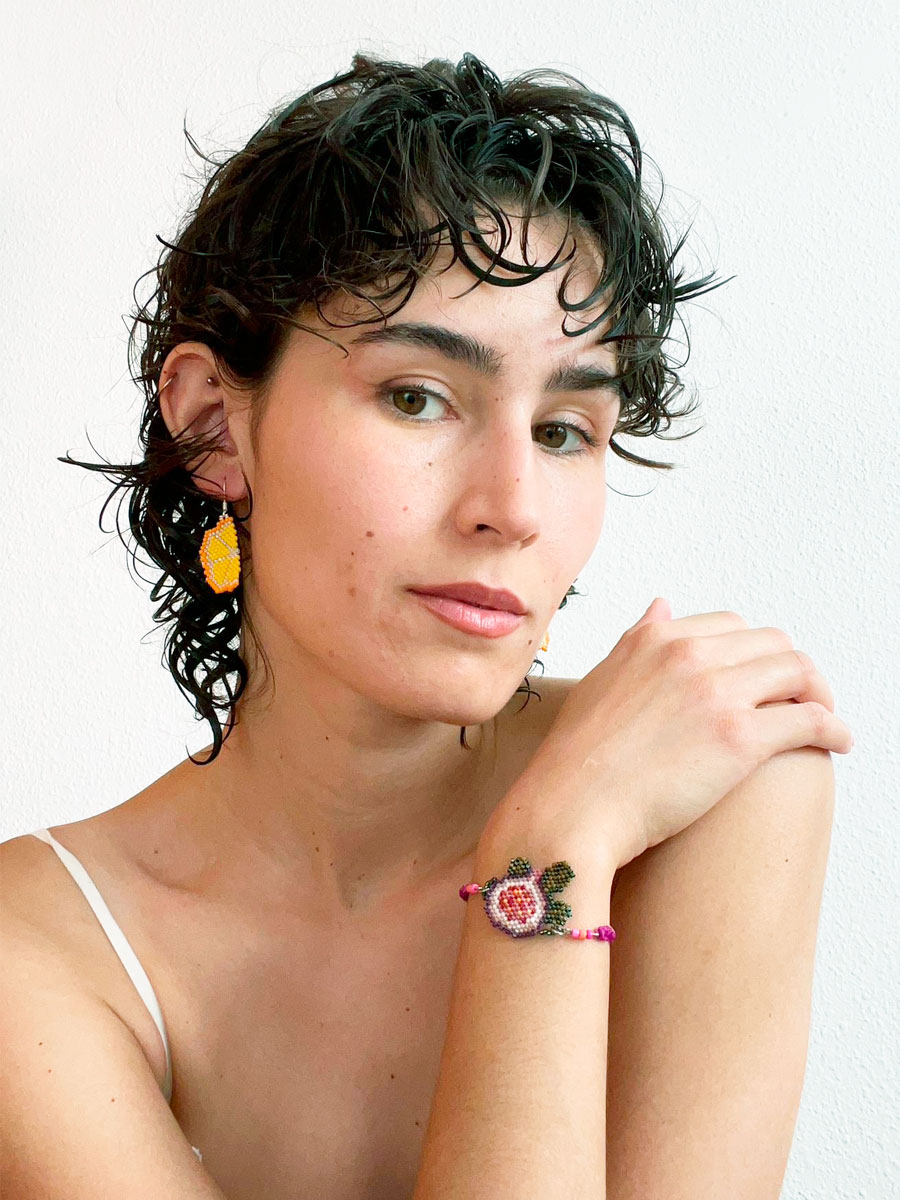 Joyas para el verano, alegres y divertidas con frutas hechas a mano, y tejidas con cuentas de cristal. Joyería artesanal hecha en Málaga, Andalucía