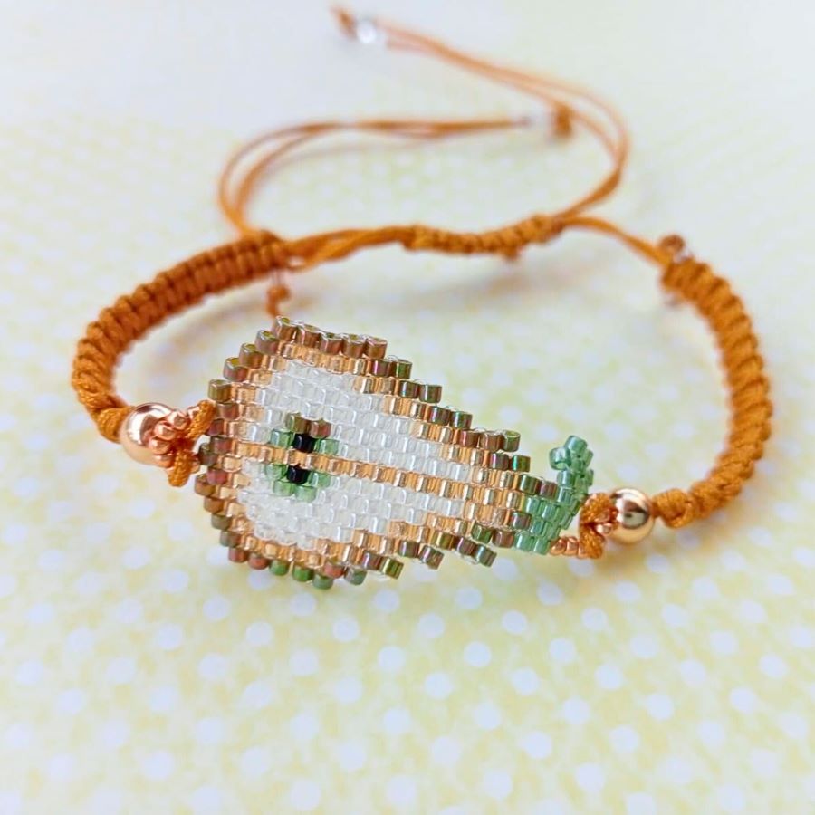 Conjunto frutal pera artesanal • Joyas Coquetas Pulsera ajustable pera hecha a mano sobre fondo amarillo. Hecha en España por Joyas Coquetas.