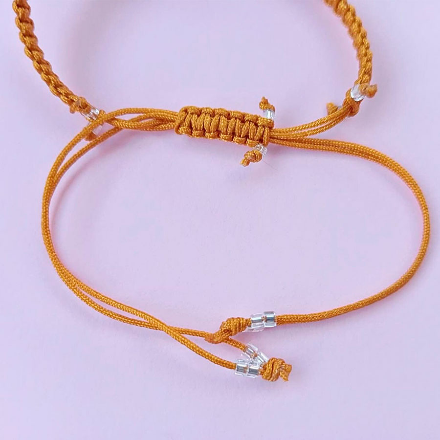 Pulsera Ajustable Pera • Joyas Coquetas Cierre ajustable macramé de pulsera hecha a mano por Joyas Coquetas en España.