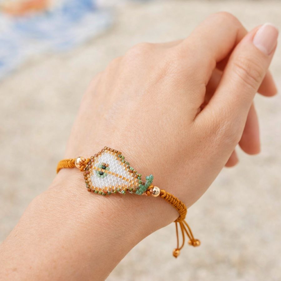 Pulsera Ajustable Pera • Joyas Coquetas Pulsera ajustable pera puesta en muñeca. Hecha a mano por Joyas Coquetas en España.