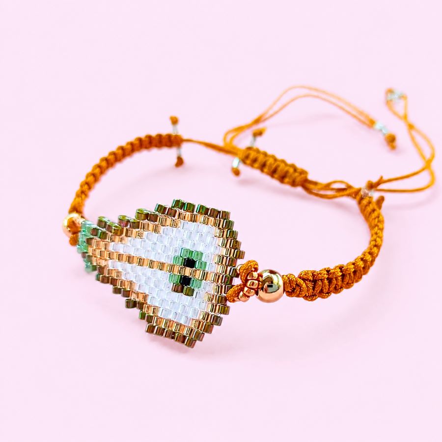 Pulsera Ajustable Pera de Cristal Miyuki: Joyería Artesanal Chic con Macramé Mostaza • Joyas Coquetas Pulsera hecha a mano con pera de cristal Miyuki y trenzado macramé artesanal color mostaza. Hecha a mano por Joyas Coquetas en Málaga.