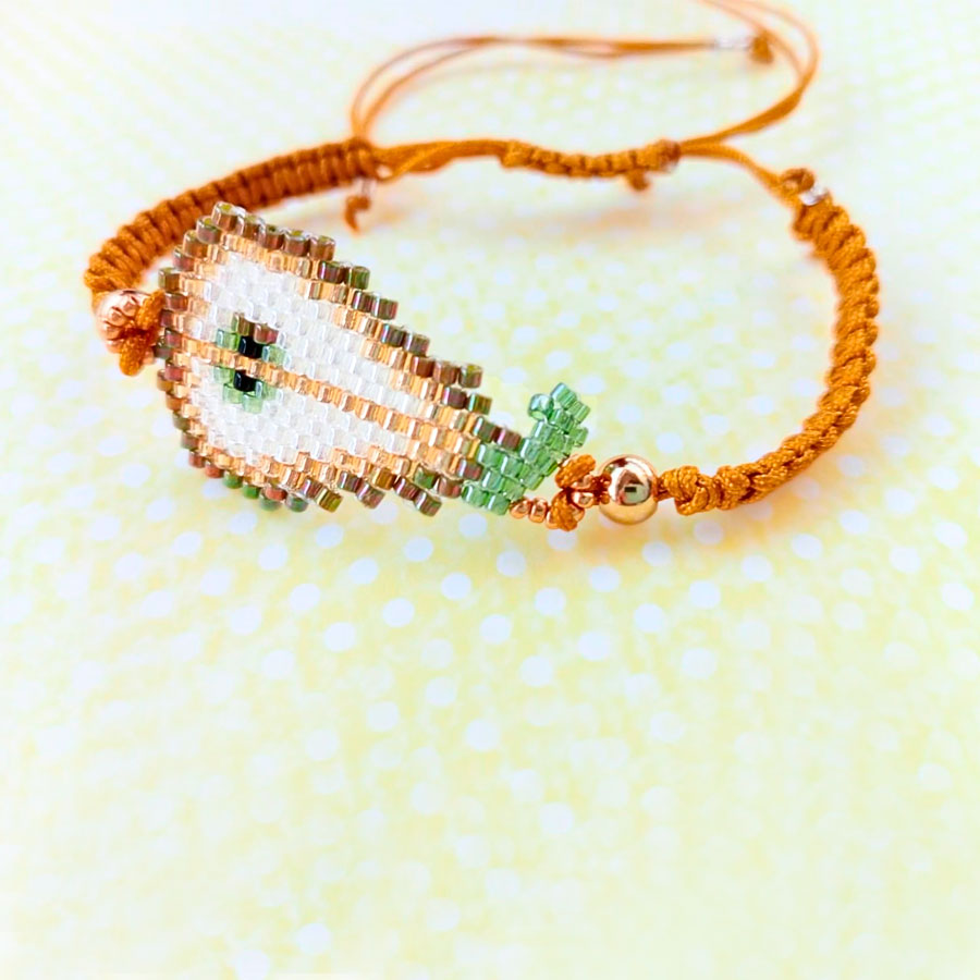 Pulsera Ajustable Pera de Cristal Miyuki: Joyería Artesanal Chic con Macramé Mostaza • Joyas Coquetas Pulsera boho chic de pera hecha con cuentas Miyuki y cordón ajustable artesanal