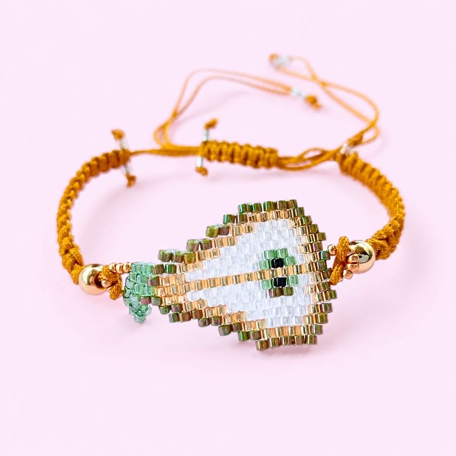 Pulsera Ajustable Pera de Cristal Miyuki: Joyería Artesanal Chic con Macramé Mostaza • Joyas Coquetas Pulsera Ajustable Pera de Cristal Miyuki: Joyería Artesanal Chic con Macramé Mostaza - Imagen 4