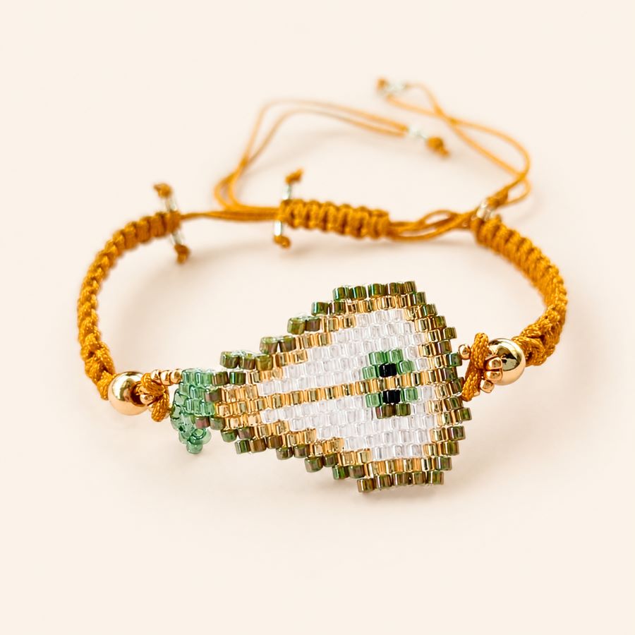 Pulsera ajustable pera hecha a mano en macramé ajustable y cuentas miyuki. Hecha en Málaga por Joyas Coquetas