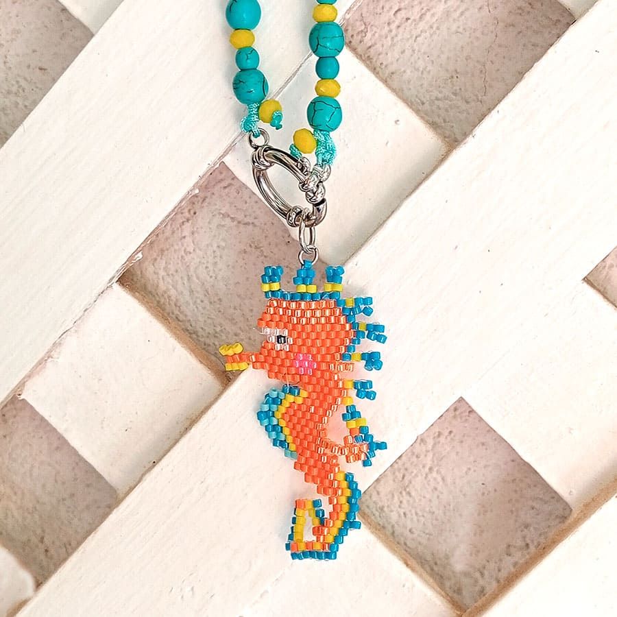 Collar caballo de mar hecho a mano con coloridas cuentas de cristal y cordón de piedras minerales azules. Diseñado y hecho a mano en Málaga por Joyas Coquetas.