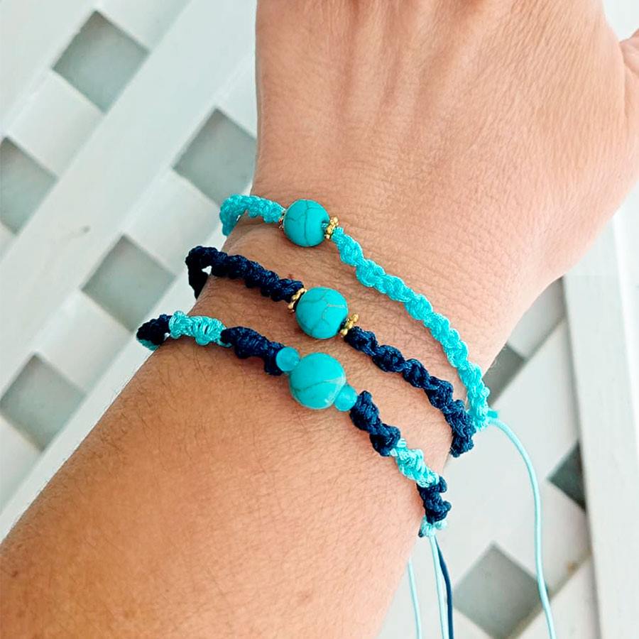 Pulsera turquesa macramé celeste y piedra de turquesa natural reconstruida en el centro. Hecha a mano por Joyas Coquetas en Málaga
