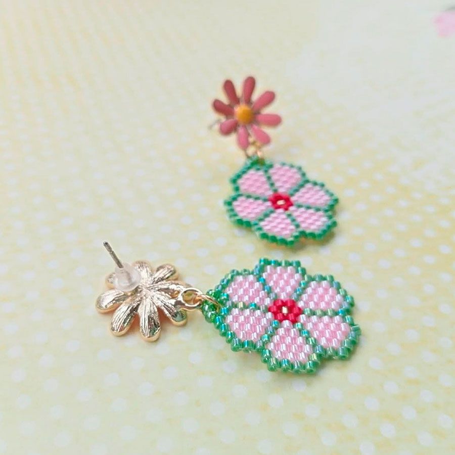 Pendientes margarita rosa • Joyas Coquetas Detalle de la parte trasera de los pendientes margarita rosa. Hechos a mano pro Joyas Coquetas en España.