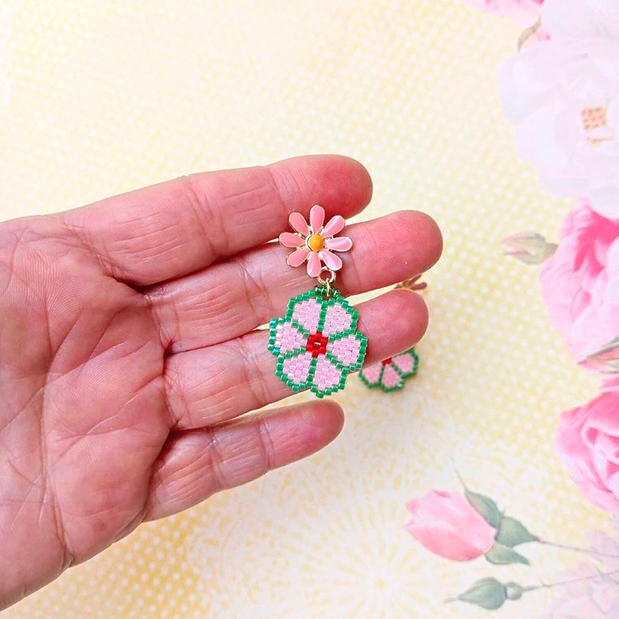 Pendientes margarita rosa • Joyas Coquetas Pendientes margarita rosa sostenidos en la mano para mostrar tamaño. Hechos en España por Joyas Coquetas.