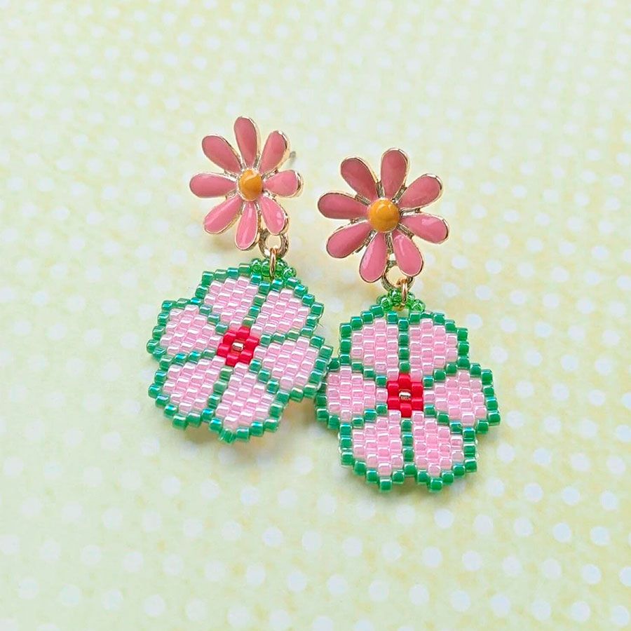 Pendientes margarita rosa • Joyas Coquetas Pendientes margarita rosa hechos a mano con cuentas de cristal. Hechos a mano por Joyas Coquetas en España.