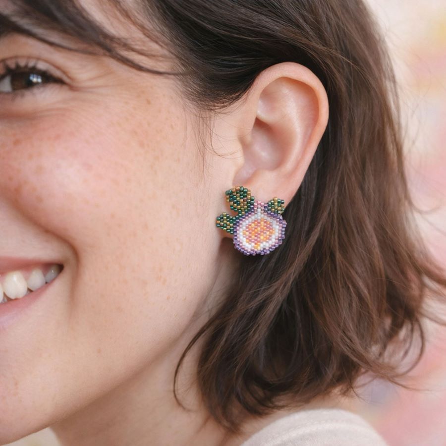 pendientes fruta higo puestos en la oreja. Hechos a mano por Joyas Coquetas en España.